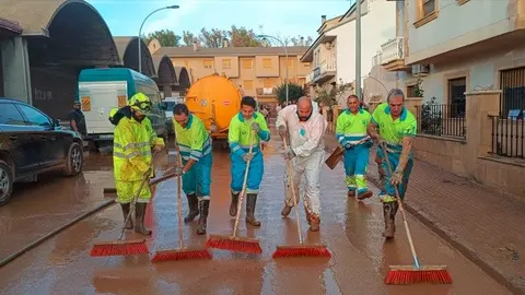 Trabajadores municipales quitando barro - Foto de Ayuntamiento de Madrid