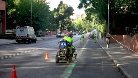 Un operario pintando líneas de aparcamiento | Foto de Ayuntamiento de Madrid