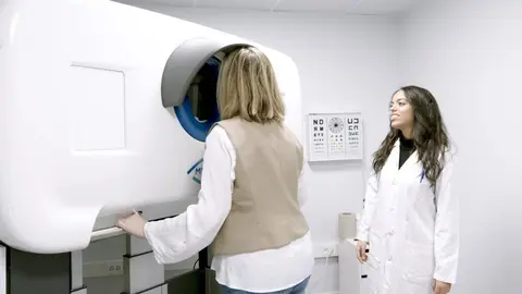 Paciente y profesional sanitaria, en la Unidad de Oftalmología del Hospital La Paz - Foto de Zink Medical