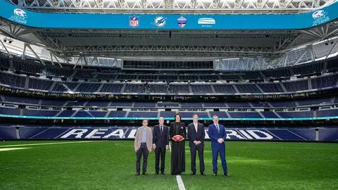 Almeida (izquierda) junto con el presidente del Real Madrid y representantes de la NFL | Foto de Ayuntamiento de Madrid