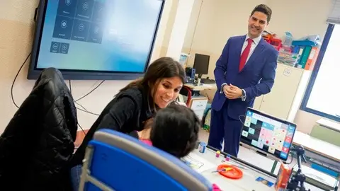El consejero Viciana en su visita al colegio La Quinta del distrito Fuencarral-El Pardo - Foto Comunidad de Madrid