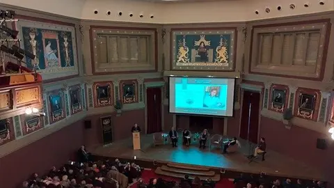 Intervención de la escritora María del Carmen Aranda, tras el reconocimiento de la Academia Norteamericana de Literatura Moderna Internacional