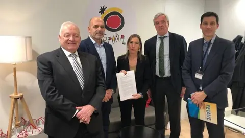 Responsables de organizaciones de agencias de viaje en el stand de Turespaña - Foto de CEAV