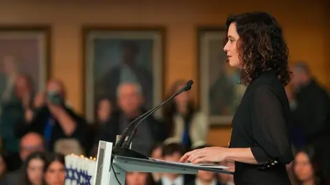 Isabel Díaz Ayuso en el acto de recuerdo de las víctimas del Holocausto - Foto Comunidad de Madrid