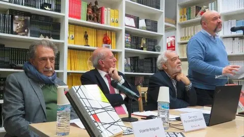 Vicente Araguas; Demetrio Fernández-González; 
Antonio Feliz Cotado y de pie Basilio Rodríguez 
Cañada - José Belló