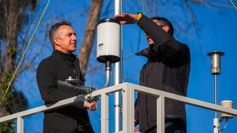 El consejero Novillo, en su visita a la estación de medición atmosférica de San Sebastián de los Reyes - Foto Comunidad de Madrid