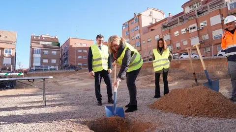 La vicealcaldesa de Madrid enterrando la primera piedra de la construcción - Foto de Ayuntamiento de Madrid