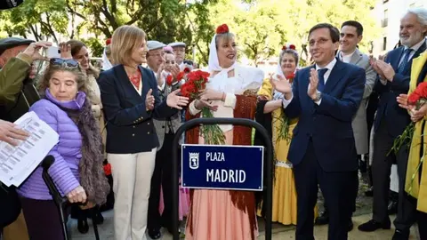 Almeida visita Jerez para reinaugurar la Plaza Madrid y fortalecer lazos institucionales