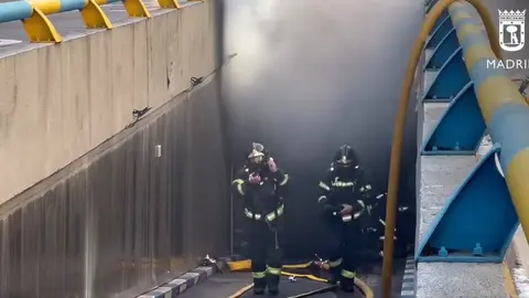 Incendio de dos coches eléctricos en un parking de Moncloa