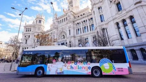 Autobús vinilado con la campaña | Foto de Ayuntamiento de Madrid