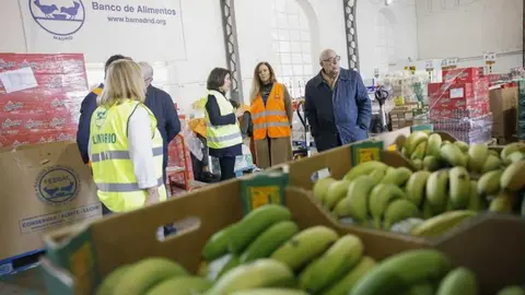 Dávila durante su visita al Banco de Alimentos - Foto archivo Comunidad de Madrid