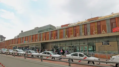 Caos en Avenida de América: una tubería revienta de madrugada y deja 180 viviendas sin agua