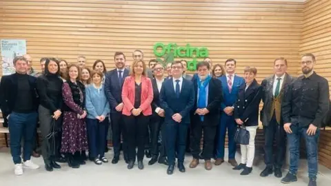 Foto de familia del delegado de Políticas de Vivienda, Álvaro González, con los trabajadores de la Oficina Verde - Ayuntamiento de Madrid