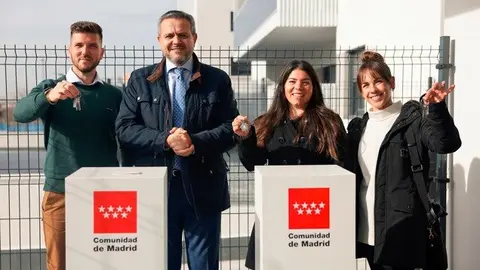 El consejero Rodrigo en la entrega de viviendas del Plan Vive de alquiler asequible en Getafe - Foto Comunidad de Madrid