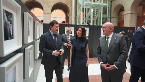 Isabel Díaz Ayuso durante su visita a la exposición Dramaturgia poliédrica - Foto Comunidad de Madrid