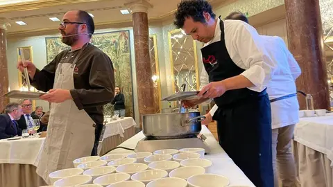 Los chefs Nacho Solana y David Pérez ofrecieron un showcooking con productos de la zona para dar a conocer "Ecos del Asón"