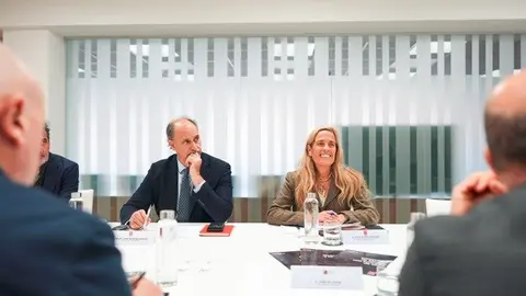 Los consejeros Albert y López-Valverde reunidos con representantes de la tecnológica coreana -Foto Comunidad de Madrid