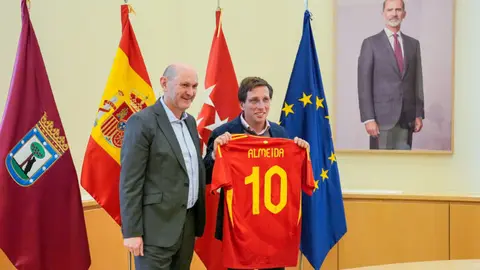 Almeida recibe al presidente de la Real Federación Española de Fútbol en el Palacio de Cibeles