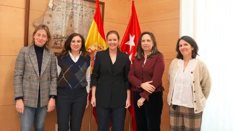 La consejera Dávila junto a representantes de la  Confederación Española de Personas Sordas (FIAPAS) - Foto Comunidad de Madrid