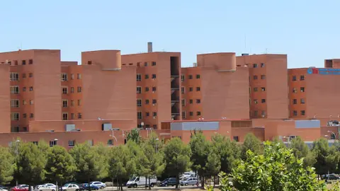 Un hombre apuñala a su padre en Alcalá tras negarle dinero para tabaco y luego se entrega a la policía