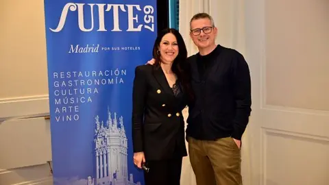 La vicepresidenta de la Asociación Empresarial Hotelera de Madrid, Mar de Miguel, con el experto en vinos Santi Rivas, protagonista de la primera experiencia