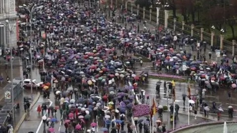 El 8M arranca en Madrid con una multitudinaria manifestación bajo la lluvia