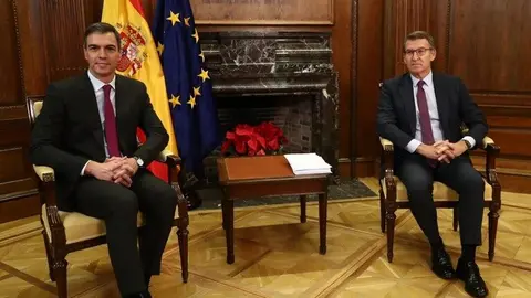 Pedro Sánchez y Alberto Núñez Feijóo se reúnen en el Congreso en diciembre de 2023 | Foto de Pool Moncloa/Fernando Calvo