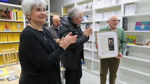 Francisco Javier González Ponce con el Premio 
Internacional de Poesía «Sial Pigmalión» 2025, 
que le fue entregado - Foto José Belló