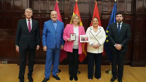 La vicealcaldesa, Inma Sanz, recibe una placa de reconocimiento por parte de la Casa Gitana