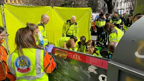 Fallece un hombre de 51 años en un contenedor de ropa en la plaza de Prosperidad