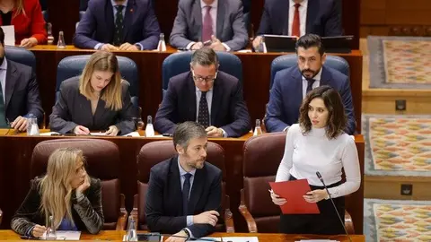 Ayuso acusa a la izquierda de "retorcer el dolor de las víctimas" del COVID con fines políticos y anuncia nuevas inversiones desde Reino Unido