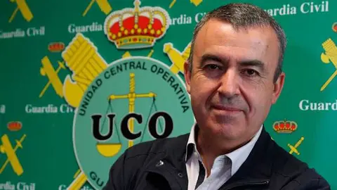 Lorenzo Silva posa en la UCO de la Guardia Civil