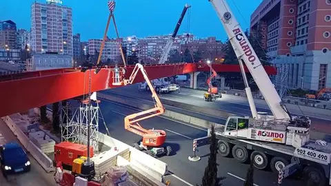 Pasarela peatonal sobre la A-2