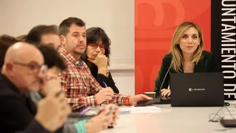 La alcaldesa de Alcorcón en una reunión | Foto del Ayuntamiento de Alcorcón