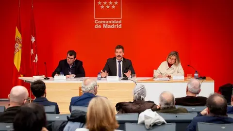El consejero De Paco Serrano presidiendo el encuentro con el grupo de trabajo - Foto Comunidad de Madrid