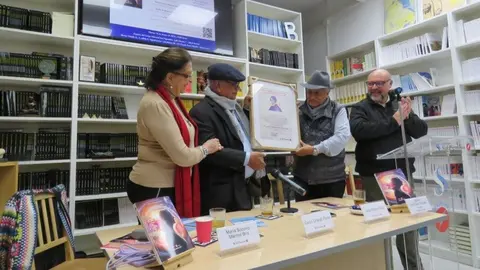 María Socorro Mármol Brís, Carlos Orlando 
Pardo, - con su premio-, Jorge Eliécer Pardo, y 
Basilio Rodríguez Cañada - Foto José Belló