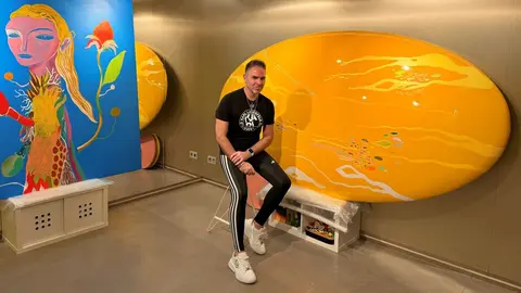 Alberto De la Torre Mayado posa junto con algunas de sus obras