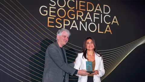 La directora editorial de Nature, Erika Pastrana, 
Premio Comunicación, que le entregó Juan Luis 
Arsuaga - José Belló