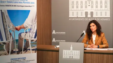 La concejala Esther de Andrés en la presentación del programa de viajes de ocio y tiempo libre para mayores - Foto Ayuntamiento Alcalá de Henares