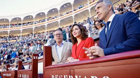 Díaz Ayuso junto a Alfonso Serrano y Carlos Novillo en Las Ventas - Foto de archivo de la Comunidad de Madrid