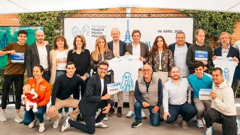 La concejala delegada de Deporte, Sonia Cea, en la foto de familia con los atletas que han participado en la presentación de la XXIV edición de Movistar Madrid Medio Maratón - Foto Ayuntamiento de Madrid