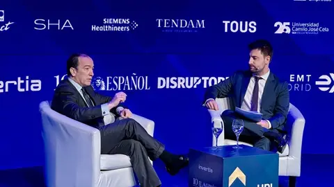 Tres momentos de la intervención del delegado de Urbanismo, Medio Ambiente y Movilidad, Borja Carabante, durante el V Foro Económico Wake Up, Spain!