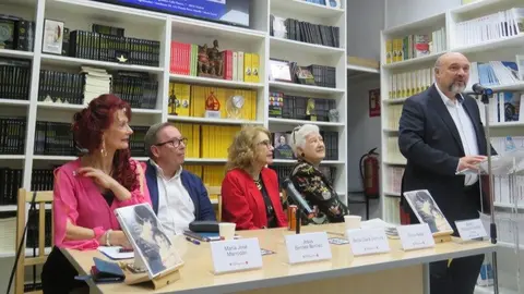María José Marrodán; Jesús Benítez; Bella Clara 
Ventura; Gloria Nistal, y de pie, Basilio Rodríguez 
Cañada - José Belló Aliaga