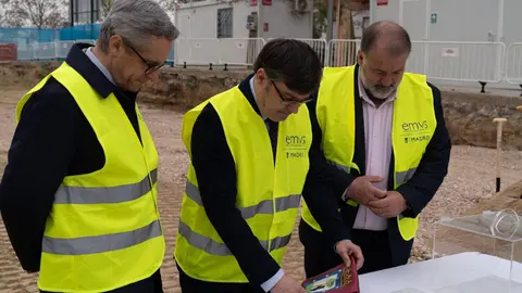 El delegado de Políticas de Vivienda y presidente de EMVS Madrid, Álvaro González, durante el acto de colocación de la primera piedra a la nueva promoción de viviendas de alquiler asequible Vicálvaro la Catalana 4