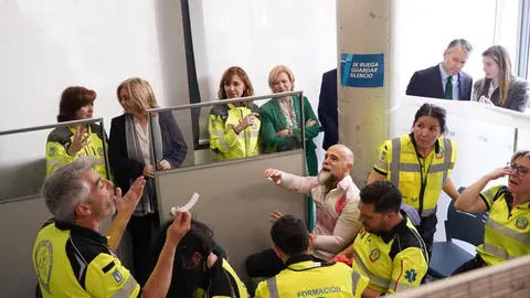 La vicealcaldesa y delegada de Seguridad y Emergencias, Inma Sanz, acompañada de la delegada de Obras y Equipamientos, Paloma García Romero, y el concejal de Latina, Alberto González, durante su visita al inicio de los trabajos de construcción del nuevo aulario del Centro de Formación de Seguridad y Emergencias (CIFSE)