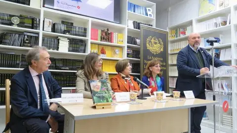 José Luis Marín Aranda; Marta Vilella; Lucia de 
Vicente; Maria del Carmen Aranda y , de pie, 
Basilio Rodríguez Cañada