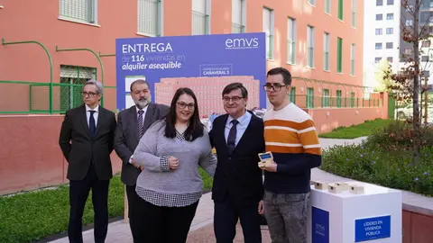 El delegado de Políticas de Vivienda, Álvaro González, durante la entrega de llaves a las primeras familias que disfrutarán de sus pisos de alquiler asequible en la promoción Cañaveral 3