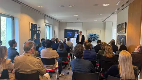 Julio Alberto Moreno conmueve a los empresarios madrileños con su testimonio para salvar a los jóvenes de las adicciones