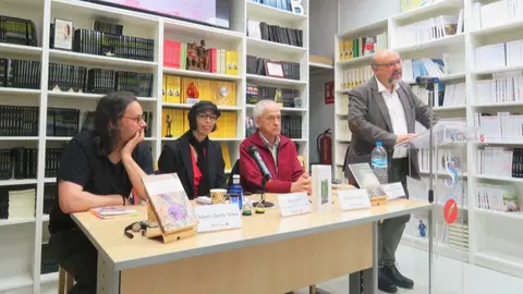Alberto García Teresa, Paty Liñán y Armando 
Lozano y de pie, Basilio Rodríguez Cañada - Foto José Belló Aliaga