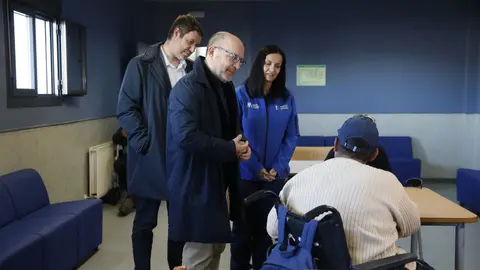 El delegado de Políticas Sociales durante una visita a un centro de la campaña en invierno - Foto Ayuntamiento de Madrid